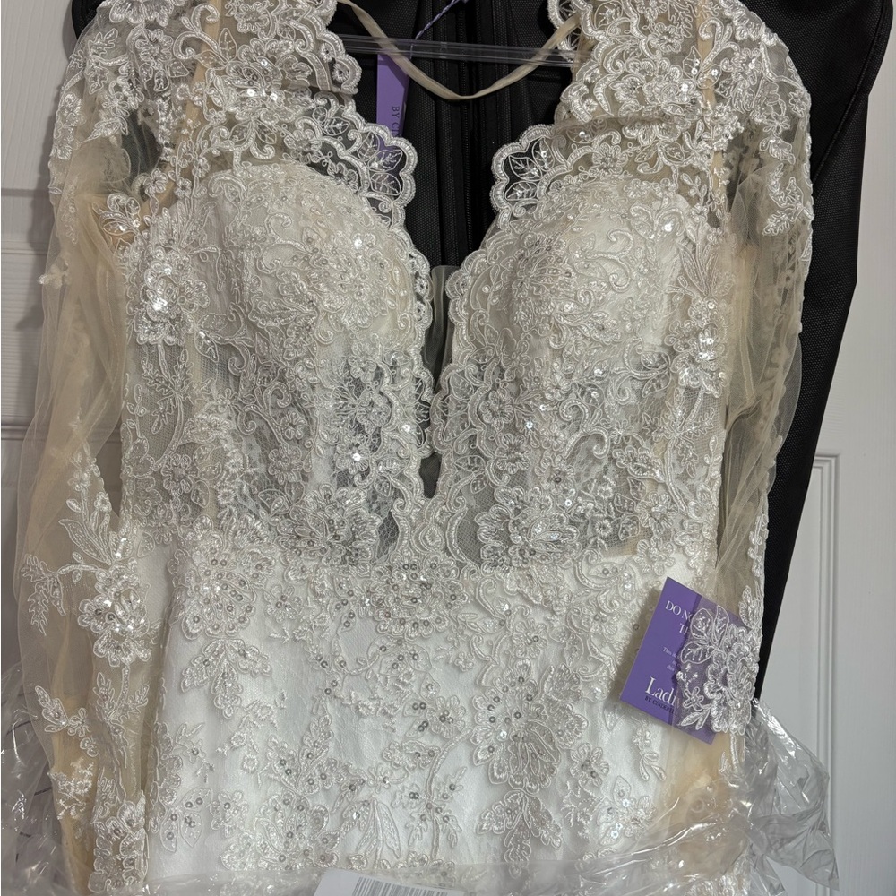 Lace Appliqué Long Sleeve Wedding Dress in Ivory